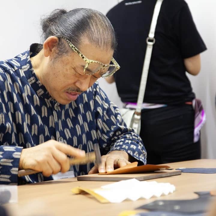 Factelier(ファクトリエ)さんのインスタグラム写真 - (Factelier(ファクトリエ)Instagram)「【薄くてスマートなシルエット。卓越した技術とこだわりが詰まった長財布】  現存する革小物工房の中で、日本最古と 言われる「博庵(ヒロアン)」が手掛けた 「長財布」。  東京・蔵前にあるこの小さな工房には 世界でも稀なその技術を見学するため 名だたる老舗トップブランドが視察に訪れます。  その中の一つのが博庵独自の「ベタ貼り」。 2枚の革を貼り合わせて1枚の革のように する製法です。  ものすごく薄い財布ですが、実は2枚の 革を貼り合わせてできているんですよ。  表の革の裏面に“0.5ミリ”の薄さにすいた革を 寸分の狂いもなく貼り合わせるためには 非常に高い技術が必要です。  財布の両面が表革になるため、どこから 見ても美しい佇まいになります。  カラーはグレージュ、ネイビー、ブラックの3色。 長財布のこだわりの続きは是非 ファクトリエの商品ページからご覧くださいね♪ . . ー語れるもので日々を豊かにー ファクトリエはメイドインジャパンの工場直結ファッションブランドです。 職人の情熱と最高の技術がつまった、人に語りたくなるものを長く大切に使ってもらいたい、そんな想いと共に語れる本物をお届けします。  ⇓アカウントはこちら⇓ @factelier . . #ファクトリエ #factelier	#メイドインジャパン #ベーシックコーデ #シンプルファッション	#シンプルコーディネート #大人コーディネート #大人ファッション #大人スタイル #大人カジュアルスタイル #きれいめファッション #きれいめカジュアル #きれいめスタイル #革小物 #革製品 #レザー財布 #ウォレット #レザー #収納力 #プレゼントにおすすめ #プレゼントに #プレゼントに最適 #hiroan #ユニセックス #博庵 #作り手 #ファクトリーブランド	#良いものを長く #クラフトマンシップ	#語れるもので日々を豊かに」12月25日 15時00分 - factelier