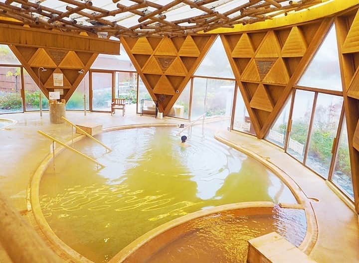 Travel.jp / トラベルjpのインスタグラム：「✈【大分へ妄想旅行✨】贅沢おこもりが叶う！大分「クアパーク長湯」は癒しのモダン温泉宿⁠ .⁠ 大分の長湯温泉は、日本一の炭酸泉で知られる温泉地。その中で特にオススメしたいのは、世界的建築家・坂茂さんが設計したスタイリッシュな建物の「クアパーク長湯」です。⁠ 落ち着いたらぜひ訪れて、贅沢なおこもりステイを楽しみましょう✨⁠ ⁠ #行きたいところリスト⁠ いつか行きたい場所をピックアップ☺⁠ 安心して旅行に行ける日常に早く戻りますように。⁠ .⁠ 【写真/安藤 美紀】⁠ .⁠ 詳しい情報は【LINEトラベルjp クアパーク長湯 贅沢おこもり】で検索❤️⁠ .⁠ #旅行 #旅行好き #旅行好きな人と繋がりたい #トラベラー #女子旅 #女子旅行 #国内旅行 #海外旅行 #インスタ映え #トラベル #トリップ #絶景 #カメラ女子 #カメラ男子 #ダレカニミセタイケシキ #LINEトラベルjp #妄想旅行 #大分旅行 #おこもり宿」