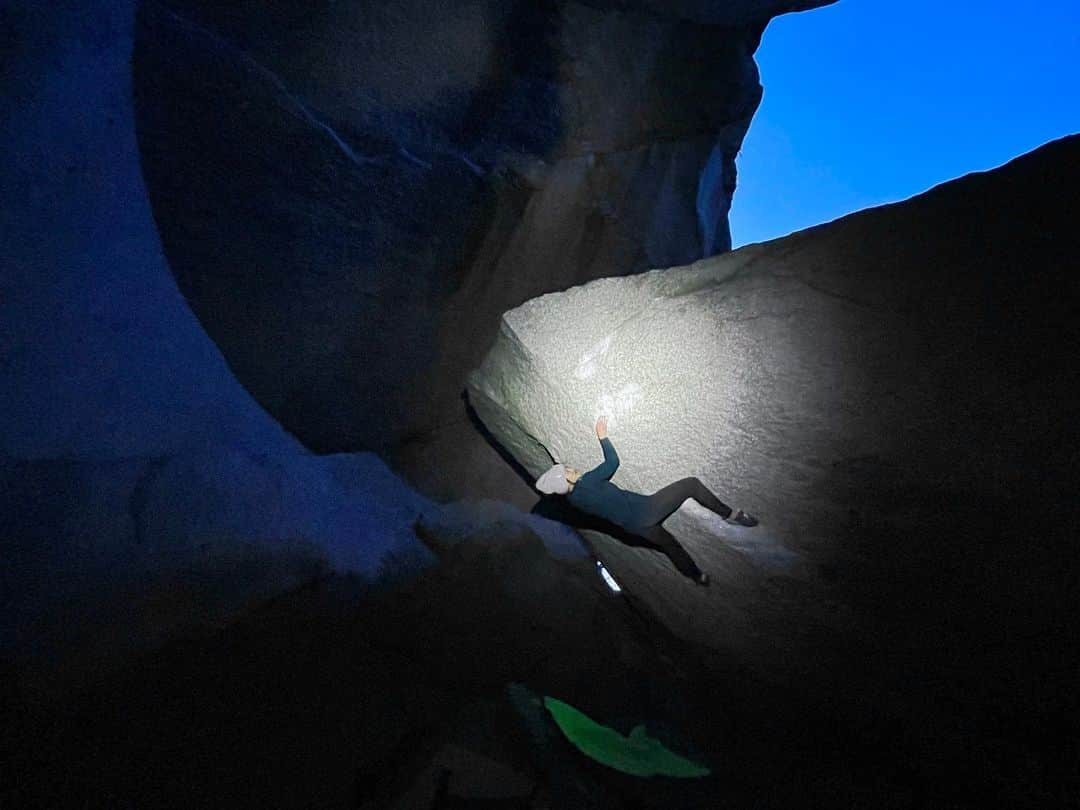 アラーナ・イップのインスタグラム：「Brisk Christmas Eve sessions. Happy holidays everyone! 🎄  Photo @jj_mah  @arcteryx @scarpana @canfund @flashedclimbing」