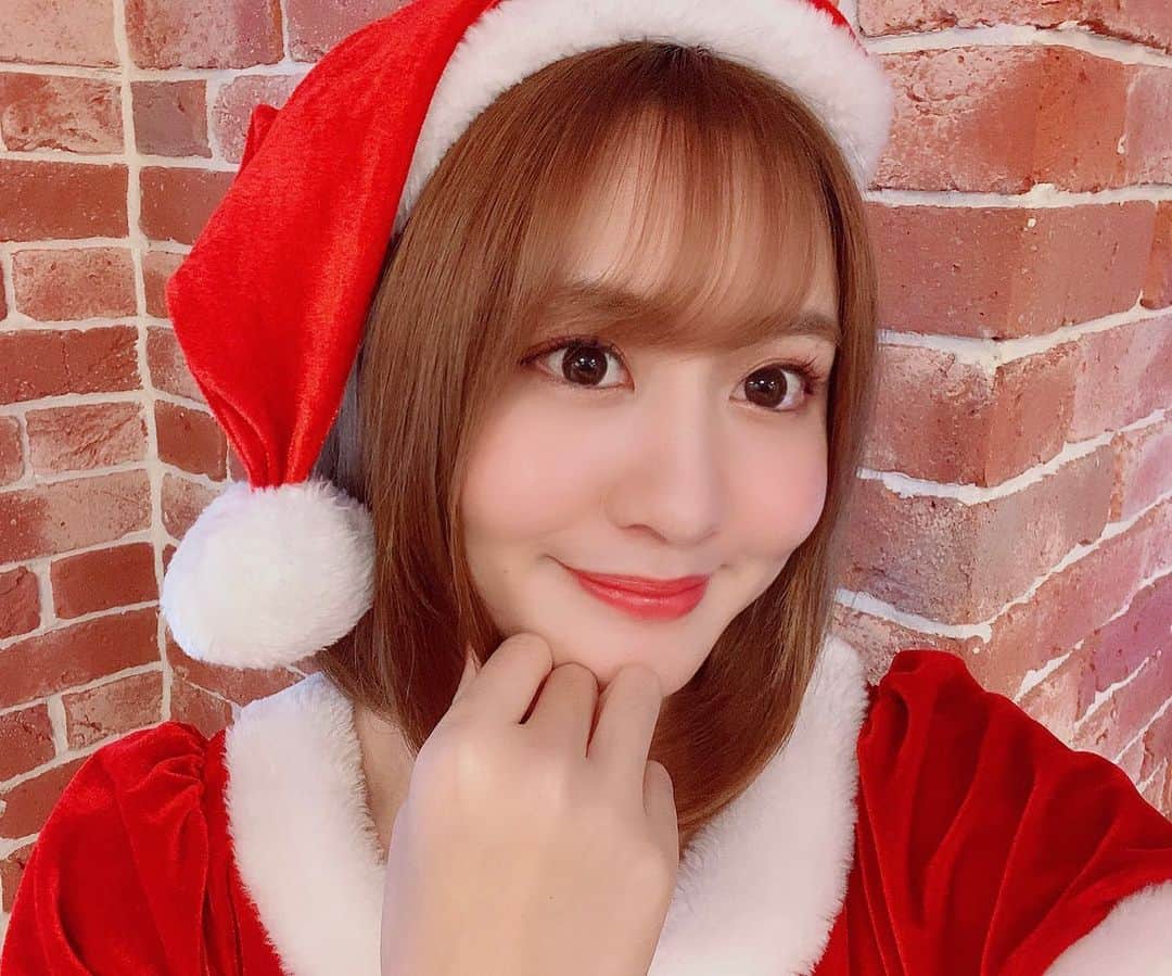依東杏奈のインスタグラム：「さんたさんさんさんさんさんさ さんささたんたくろーす🎵 さんたさんさんさんたすろーす さんたさんさんさんたくろーす  #メリクリ #merrychristmas #サンタコス #サンタクロース #サンタさん」