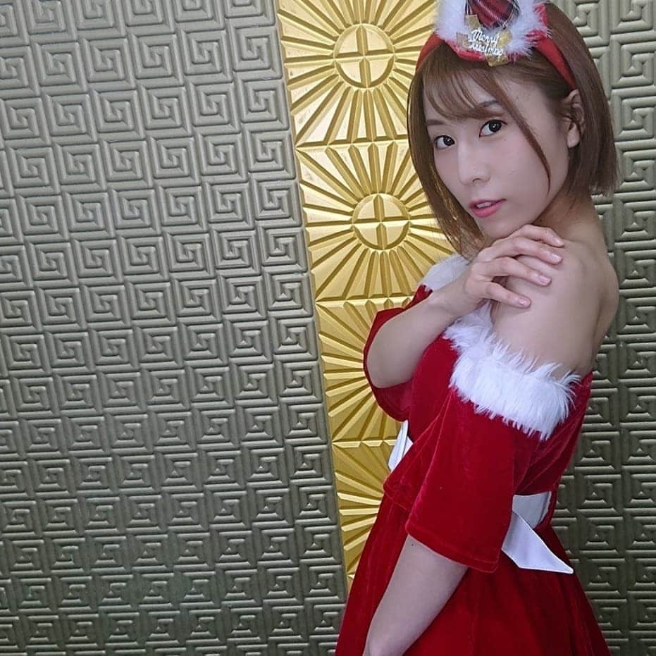 大岩根綾奈のインスタグラム：「メリークリスマス🎄✨ 素敵な１日を過ごしてください🎅🍴  #メリークリスマス #サンタコス #イルミネーション #UMAJO #オリ姫 🔰」