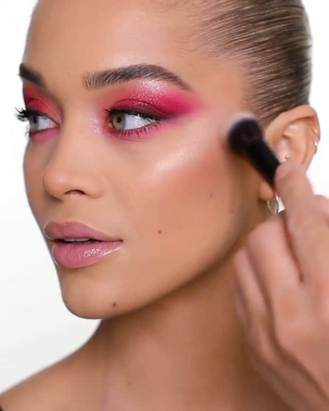ジャスミン・サンダースのインスタグラム：「Did someone call for Holiday Glam?? If you haven’t seen it yet.. Click the link in my bio for a bold and beautiful makeup tutorial done by the incredibly talented @hungvanngo 🙌🏽😍❤️」