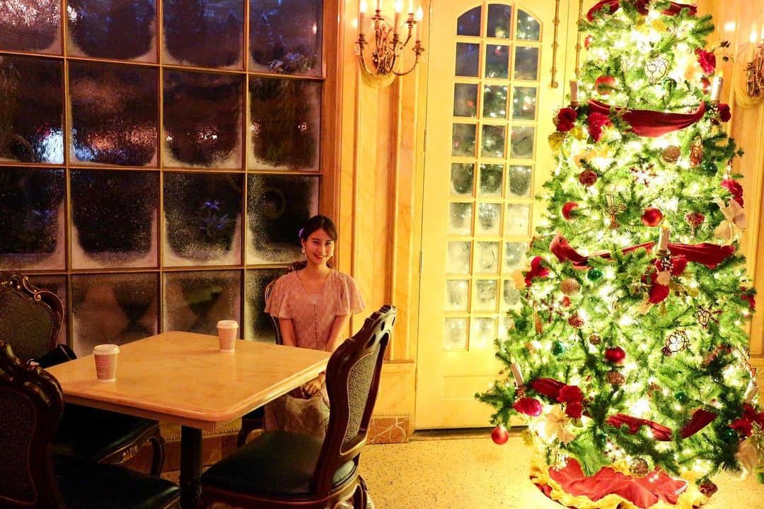 佐田志歩さんのインスタグラム写真 - (佐田志歩Instagram)「. Merry Christmas🎄✨ 去年の今頃はフロリダのウォルトディズニーリゾートで 大晦日までクリスマスを楽しんでいたようです💭 今年は派手にクリスマスを楽しむことはできないので 仕事の移動時間に写真を見返しながら思い出に浸っていました☺️ . 思い出ベスト5に入るのが、 美女と野獣のレストラン「BeOurGuest」🕯 個人的には東京のアトラクションよりこちらのほうが映画の世界に入り込めたような✨✨✨ 大きなクリスマスツリーも素敵でした🎄💓 いつかまた行けますように🧚‍♂️✨ . #wdw #beourguest #beautyandthebeast  #美女と野獣  #美女と野獣エリア  #海外ディズニー」12月25日 15時11分 - sadashiho