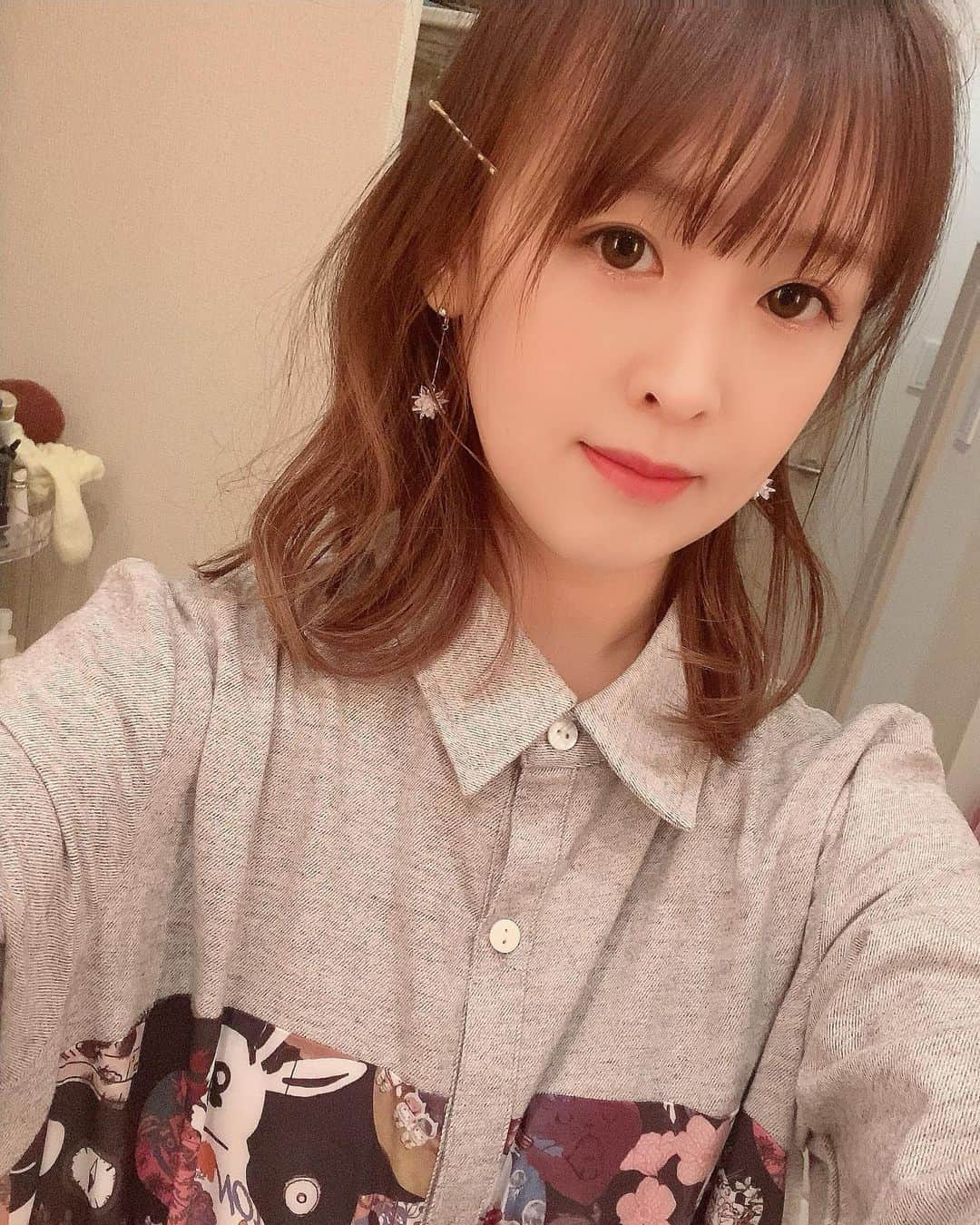桜咲千依のインスタグラム：「三宅麻理恵のゲーマーズギルドお邪魔させて頂きました☺ ご視聴ありがとうございます✨  久々にまりえさんと会えて嬉しかった❤ そして何気に2人きりでお話ししたりするの初めてだった(°д°)！！ お話しもトークも凄く楽しかったです！ 後半はまり公が勇敢でチヨは逃げ惑ってました┗(˘ω˘ )┓三 まりえさんありがとうございました❤ 元旦も頑張ってくださいー(＊´ｖ｀)  イブだったので髪の毛ふわんふわんにアレンジしてもらいました✨ お洋服はスカラー🍓  #まりえGG #スカラー」