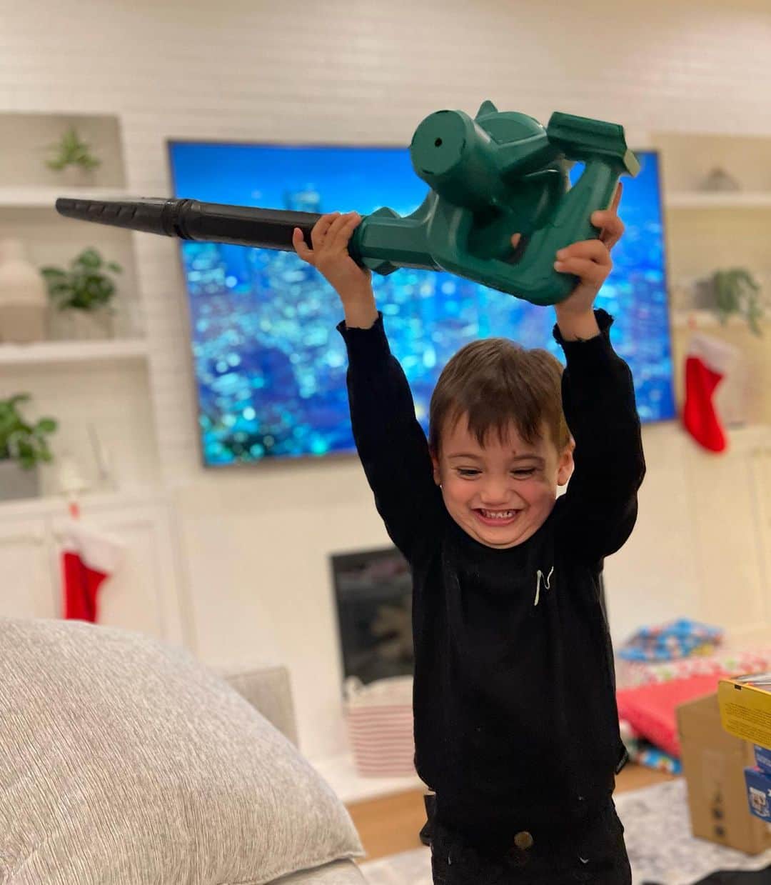 ロブ・ディアデックのインスタグラム：「I hope everyone’s Christmas Eve is filled with the same joy as a young boy getting a full power mini leaf blower, or getting your first talking baby doll, or neon sign for your company, or even when you receive those GOAT pliability tools to make your muscles all goaty. Joy to the world. 🎄🎅🏼🎁」