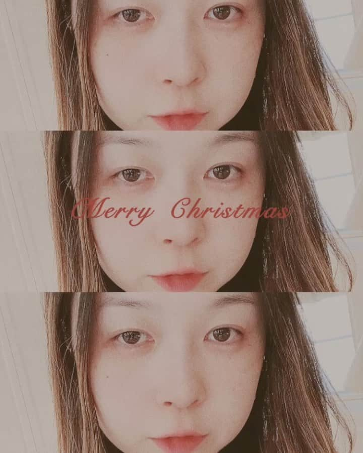 川瀬智子のインスタグラム：「HMC🎄世の中が、世界中が落ち着かないまま今年が終わるやん。。。🪅今年はただただ保守的に過ごしていました。ただ、ねこたちとずーっと一緒に過ごせました。ねこたちそれぞれに生まれつきの持病などがあるのですが季節の変わり目に悪化したりで病院には通いつつそれで手いっぱいになってしまったりして寝不足が続いて自分も体調を崩してしまいねこたちが寿命を全うするまでは苦労はかけたくないのであと10数年くらいは絶対に健康体で生きなくてはならず、渋々、自分も色々と検査などを受けたりしましたが別に大丈夫でした。:) だけど原因がわからずに体調悪いどうしようと心配をして不安でいるよりは面倒だし嫌だけど無心で病院に行って気になるところはさくっと検査した方が精神衛生上は有益ですよね。だからみなさんももし不安なときは思い切ってさくっと病院に行って早めに原因を把握しておいた方がいいと思いますよ。余計な心配してたら余計に不調になりそうだし治るものも治らないだろうし。あーそうだなんか思い出したけどMRIは人生2度目だったんだけどほんとにやっぱり無理でした。。もう2度と嫌だ。。例えると宇宙の人？人というかなんか生命体？に宇宙の洗脳？あの電子音。。ヘッドフォンで音楽は聴くんだけどそれでもヤバいくらい煩い。。わかりますか？なんとか耐えたけどほんとにもう2度と嫌だわ。。ってなんでこんなはなし。。とにかくみなさんもお身体だけは大事になさってー！　#HMC🎄」