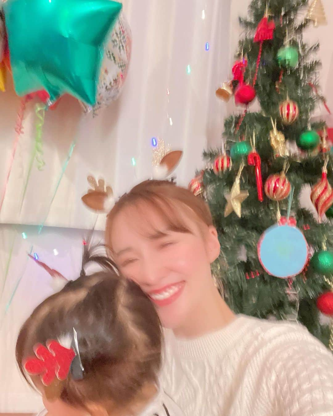 shihoのインスタグラム：「Merryxmas🎄❤️🤶🎈✨  今年は色々ぐーーっんと わかるようになったから 一緒に楽しめてmama最高に 楽しかったよっ😚 . . . . #xmas#christmas #eve #homeparty #ドレスコード#red#white #わんぱく娘#女の子ママ #同じような写真ばかり #すみません選べなくて #娘とトナカイ付けました #写真撮るの難しいねーーー #私はぶれてるくらいで丁度いい」