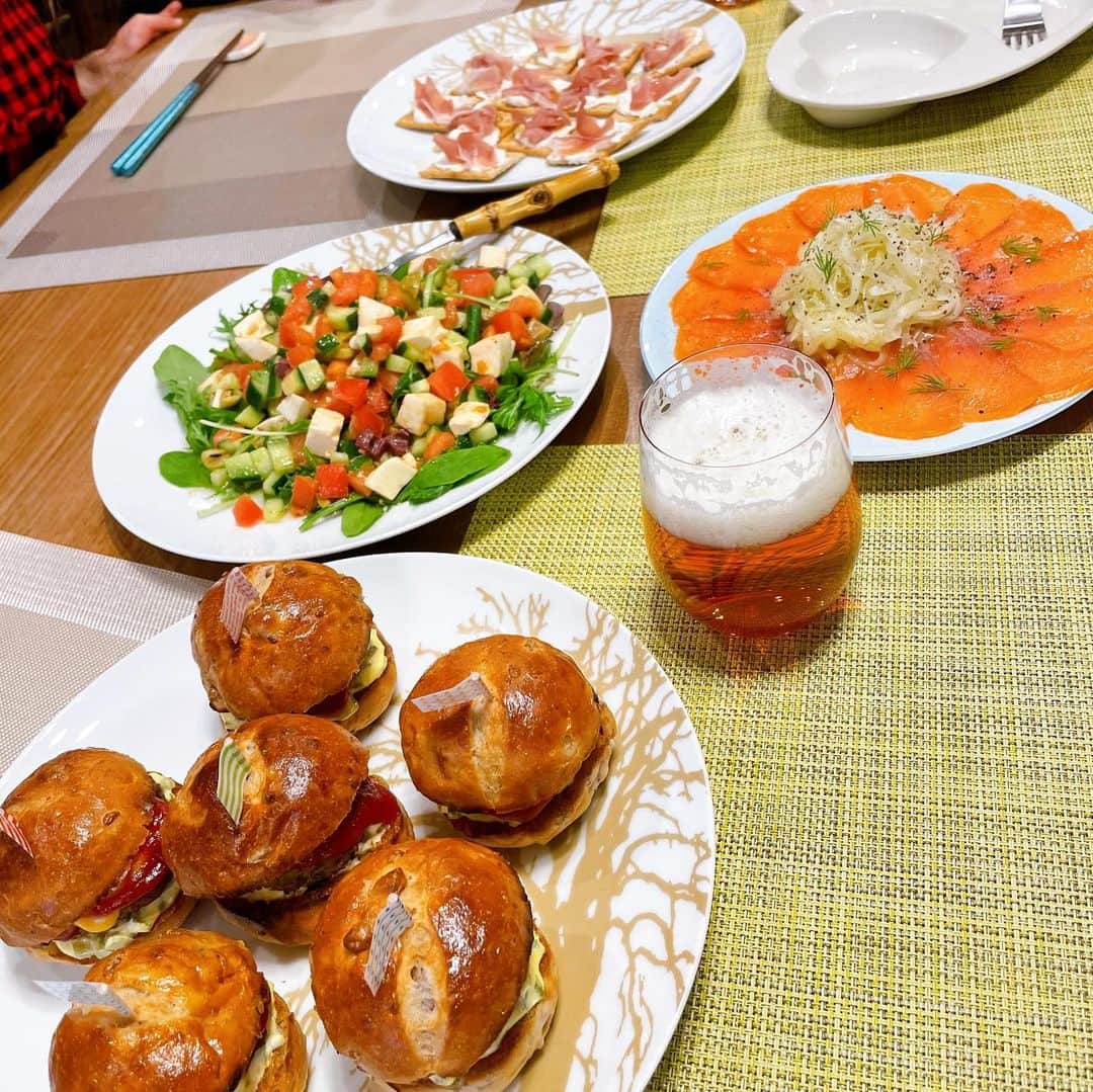 のインスタグラム：「お料理マジシャンと呼んでいるあかねちゃんの美味しいお料理を食べているファミリーのみんなに出すのは本当に緊張したというか悩みまくったー🤣💦w  お友達に教えてもらったミニハンバーガーは大好評で子ども達も喜んでくれて嬉しかったなぁ❤️🤩❤️  もっとお料理上手になりたいです😭🙏💦  ワインも沢山ありがとう❣️❣️😭 りっぴもチーズやパンもありがとう🤩🙏 ワイワイ飲み過ぎた😍💕💕🍷  夫が大人買いしてきてくれたモンサンクレールのケーキ達の写真撮るの忘れた😭🎂💦w さすがここのケーキは美味しい😍💕  #homeparty #wine #friends #montstclair」