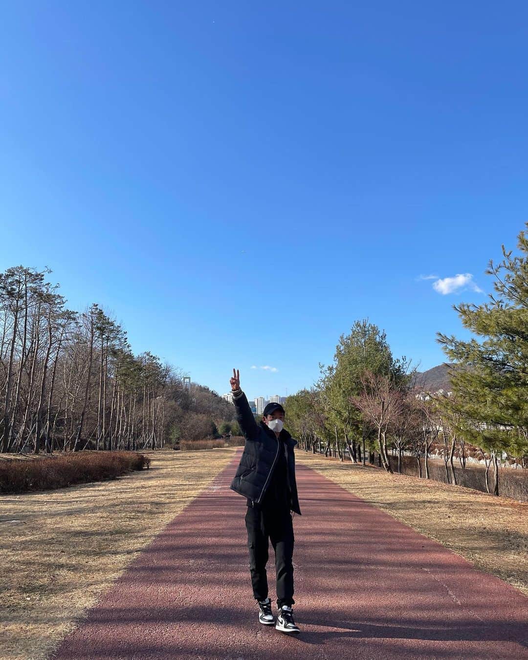のインスタグラム：「격리해제✌️ 너무 추워서 산책만... #jordan1 #merrychristmas🎄」