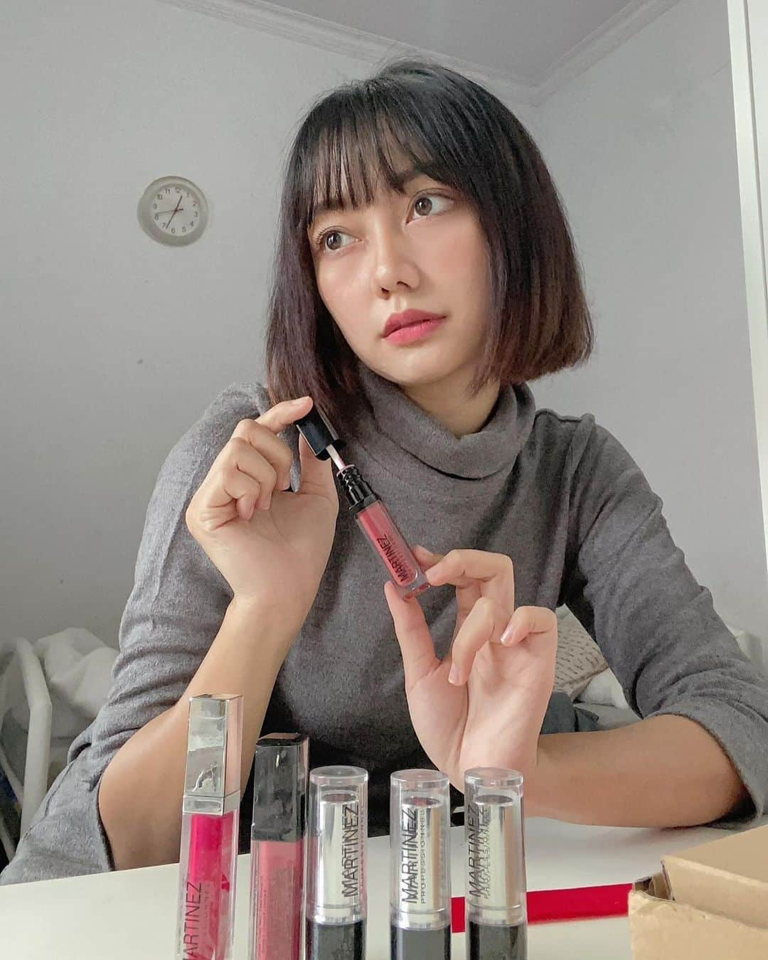 フィフィヨナ・アプリアニのインスタグラム：「Merry Christmas to those who celebrate 🤍  Senang sekali dapat kiriman Hampers dari @kkvindo yang isinya Lip Cream Martinezbeautyofficial , dan lebih senangnya aku dapat 12 shades Lip🥰 Warna nya intense pas di apply teksturnya soft dan langsung ngeset ga bikin bibir jadi kering loh, jadi cocok banget nih untuk di pakai pas lagi Christmas gini, dan difoto ini aku pake shade 05 Precious Coral + 07 Daisy Plum, cantik kan warnanya?   Untuk yang penasaran langsung aja ke ig @kkvindo ya  #kkv #kkvindo」