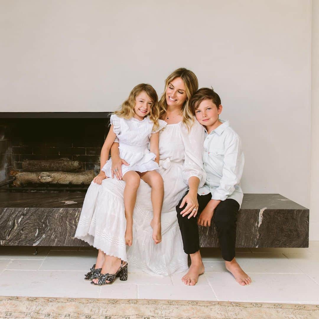 クレオベラのインスタグラム：「Happy Holidays from all of us in the Cleobella family.  It is with a grateful heart that we say thank you for your love and friendship this year.  2020 has been uniquely challenging and through it all you continued to lift our spirits and supported us along the way.  When I reflect on the past year, I think about all the courage’s people on the front line who took care of our communities.  I think about all the teachers who educated our children while managing their own children’s needs.  As a family we spent more time in nature, cooked more together, did way too many dishes and were forced to slow down.  It was a lesson in surrender and I found myself forced to go inward by meditating, breathing, journaling and taking every self reflective course I could find virtually...it was how I survived quite honestly.  Through is all, we made the best of it as a family and there were some profound personal and professional shifts that I’m grateful for.  This time has made me appreciate all the precious people in our lives and has reminded me how much I crave hugs and why connection truly matters and gives us all purpose.  As a female entrepreneur I have always felt a connection to the woman I am designing for...my purpose has always been to create meaningful work with integrity.  To focus on People and the Planet, to make timeless heirloom pieces that are globally inspired and ethically handmade. You are my Muse and all the photos you’ve shared and tagged us in this year has given me the confidence to move forward, despite the challenges surrounding.   I simply want to say...Thank you, I see you, I love you and I feel your love🤍  It’s an honor to be a part of your lives in a tiny way.  Wishing you lots of joy and abundance this holiday season✨  Xx Ange @angieob」