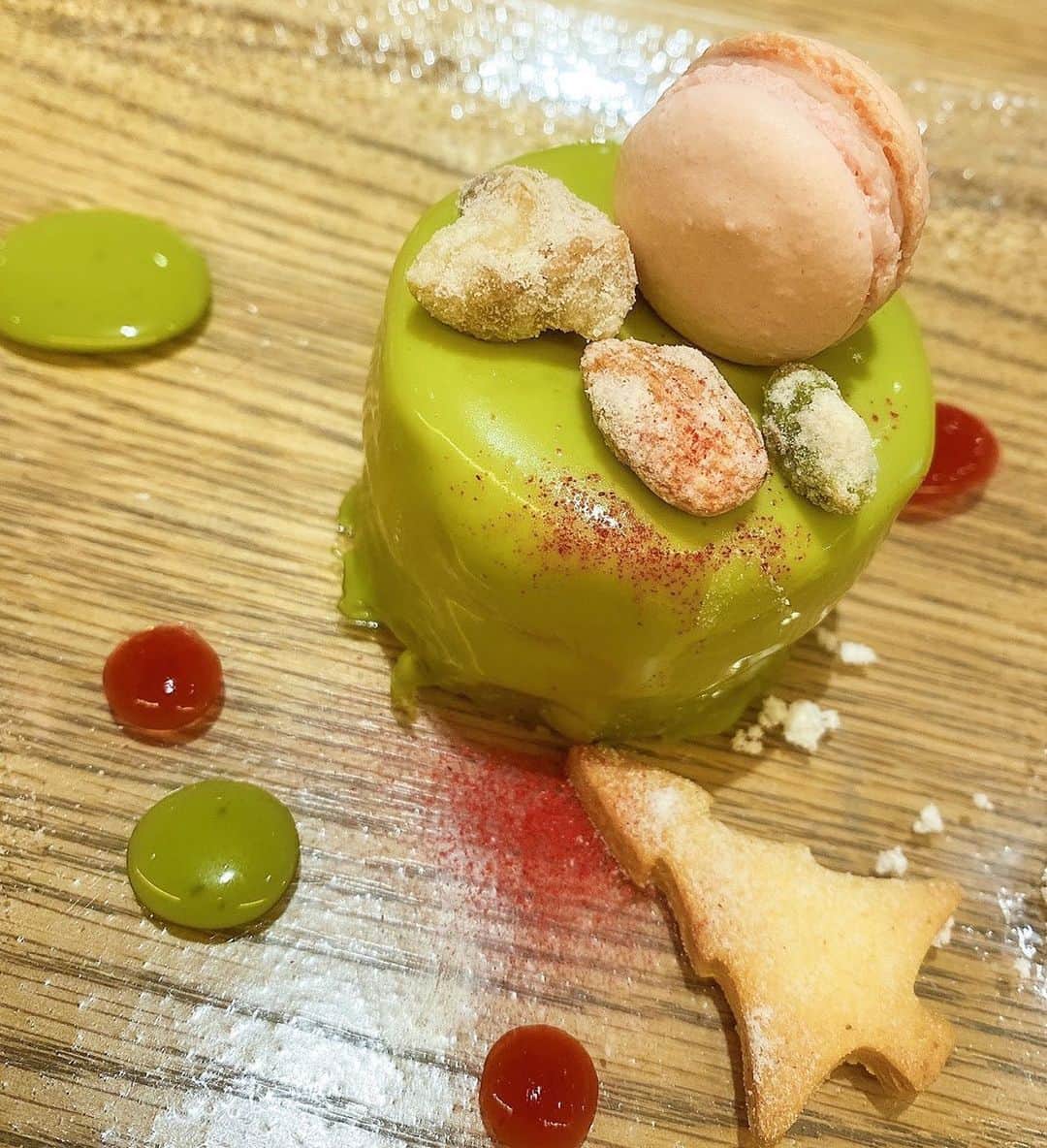 竹尾歩美のインスタグラム：「Merry Christmas 🎄 みなさんはどんなクリスマスを過ごされましたか？美味しいケーキが食べたくて☺️ピスタチオのムースケーキを食べたよ。ピンクのマカロンやツリーのクッキーが可愛い…店員さんからMerry Christmasと言って頂き、改めて素敵な言葉だなと思いました。満足感に包まれた幸せな時間をありがとう🎁 . #merrychristmas#クリスマスケーキ#ピスタチオケーキ#神楽坂」