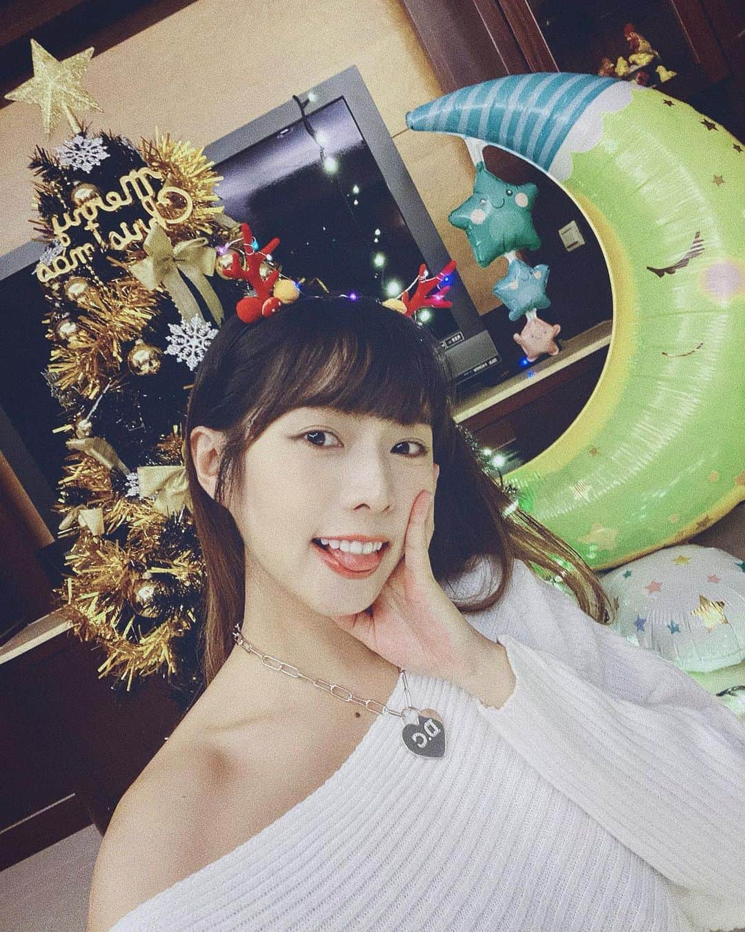 Dewi Chienのインスタグラム：「🍄Merry Christmas 在這溫暖的日子，希望大家都可以開心平安每一天❤️ #20201224 #居家聖誕夜」