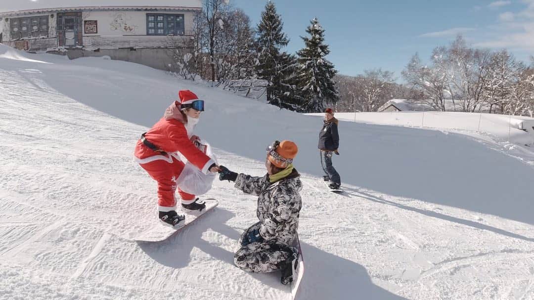 hoshinofumikaさんのインスタグラム写真 - (hoshinofumikaInstagram)「Merry Christmas🎅💖 New video link in my bio✔️ みんなサンタに会えたかな？🎄クリスマスの朝っていつもの朝と全く別物だよね🥰 みんな素敵なクリスマス🎄過ごしてね🤞💖 動画は @fumika_hoshino のプロフィールリンクから✔️😊💖 . . . . #snowboarding #Christmas #メリークリスマス #サンタ　#サンタスノボ #コスプレサンタ #snowboard #snow #winter #japan #ootd #スノーボード #スノボ #スノボー #スノボ女子 #スノボ好きな人と繋がりたい #冬 #スキー場 #スキー #サンタ#christmas #snata #christmasmorning」12月25日 15時23分 - fumika_hoshino