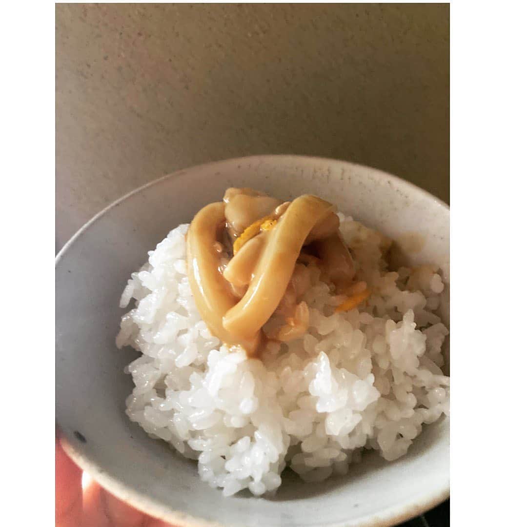 journaleatripのインスタグラム：「fish market  塩辛 よきスルメイカが手に入れば肝、肝と 塩辛をついつくる。 祖母にならい 麹と柚子の皮を加える。  ごはんをかき込んで 腰をまたあげる。 よいっしょッ。  声に出した方がギックリ腰にならないと きいてから大きな声でいうようにしてる。 みなさまも^_^  明日土曜日は オープン時間いつもより短めですが豊洲からまた新鮮な魚介類が届きます。毎回の楽しみどんな出逢いがあるか。高知のベジコファームさんや牡蠣 @ariku2014 さんもお目見えです。 . みなさまどうぞお気をつけて年末にむけてお立ち寄りくださいませ。  fish market 12時　〜　15時 at eatrip soil、uni」