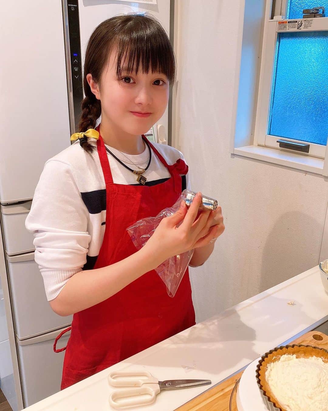 本田紗来さんのインスタグラム写真 - (本田紗来Instagram)「クリスマスですね🎄🎅🦌✨💗 今年は頑張ってケーキを手作りしてみました☺️ 結構大変で難しかったけど案外うまくできました😳 みなさんはどのようにクリスマスお過ごしですか？ 今年もあと少しです。悔いのないよう過ごしましょう😊  #さーちゃんクッキング #太一真凜がんばって👍」12月25日 15時27分 - sara_honda0404