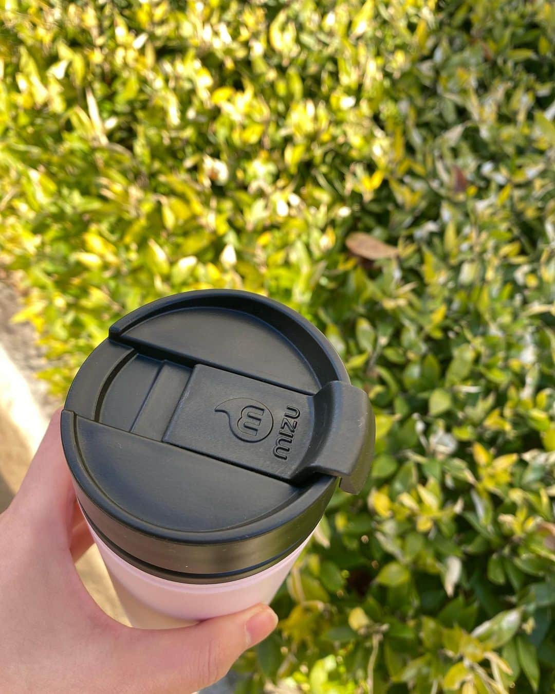 優月美羽さんのインスタグラム写真 - (優月美羽Instagram)「Newマイボトル✨ マイボトルは2つ目☺ こちらは @mizulife_jp さんの ［V5］450ml 保温保冷ボトル  真空2層構造で12時間保温、24時間保冷 飲み物の温度や風味をキープ。 お茶･コーヒー･紅茶･お味噌汁など使用できるよ❣️  シンプルなデザインでお手入れも簡単です✌❤️  #mizuボトル #ミズボトル #mymizulifejp #ステンレスボトル #マイボトル」12月25日 15時30分 - miu.yuzuki