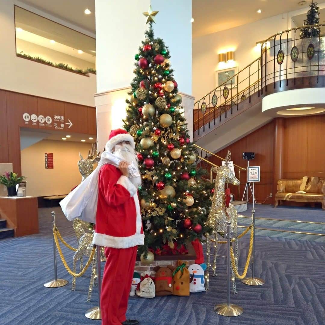 【公式】オーシャンリゾートホテル マホロバ・マインズ三浦さんのインスタグラム写真 - (【公式】オーシャンリゾートホテル マホロバ・マインズ三浦Instagram)「?! マホロバにサンタさんがあらわれました！ ロビーでお菓子をお配りしてます🎁  #クリスマス #サンタ #xmas #サンタクロース #サンタさん #クリスマスプレゼント #クリスマスツリー #サンタコス #三浦海岸駅 #🎅 #お菓子プレゼント #ホテルロビー #クリスマスデイ #トナカイ #クリスマスイルミネーション #クリスマスデコレーション #記念日ディナー #バイキング #三浦海岸 #三浦半島いいところ🙌 #移住 #三浦 #三浦市 #マホロバマインズ #maholovaminds #マホロバケーション #神奈川観光 #三浦半島 #マホロバ #マホロバマインズ三浦」12月25日 15時30分 - maholova_minds_miura