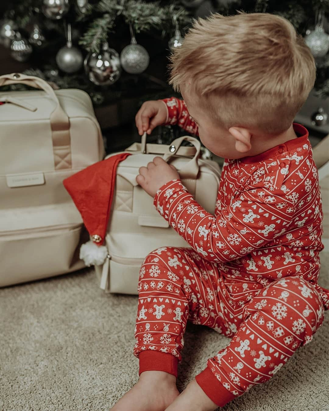 Kapten & Sonさんのインスタグラム写真 - (Kapten & SonInstagram)「'May you never be too grown up to search the skies on Christmas Eve.' 🐻 This little one can't wait to discover his new kids backpack Bergen "Sandstone", but who can blame him? 😇 #bekapten #kaptenandson⁠ .⁠ .⁠ .⁠ #backpack #kids #kaptenandsonkids #twinny #twinlook #gift #christmas #xmas #happyholidays #christmastime #christmas #christmaseve #holidays」12月25日 15時30分 - kaptenandson