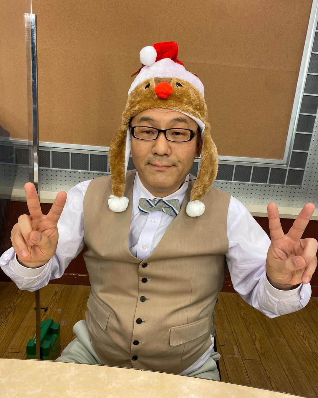 笠井信輔さんのインスタグラム写真 - (笠井信輔Instagram)「みなさんいかがお過ごしですか？  私のクリスマスイブは、 午前中は「男おばさん」の収録 軽部さんにはトナカイになっていただきました(笑)    お台場のダイソーで購入したものです  夕方から夜にかけては 笑福亭鶴瓶さんのトーク番組 テレビ東京「チマタの噺」の収録    鶴瓶師匠は、私が本を出したことを知り、スタッフに出演を進言してくれたそうです 本当に優しい師匠！です （2月に2回にわたって放送予定です）   鶴瓶さんにも トナカイになっていただきました(笑)  軽部さんがかぶったものと同じものなに、 なんか変(笑)  思い返せば、 去年のクリスマスイブはーーー 入院前にダイソーでこっそり買ったサンタの帽子をかぶって 病室で家族を待っていましたが 家族が来るのが遅くって サンタの帽子をかぶったまま寝てしまい 看護師さんに笑われたんですよね…   たった1年前なのに遠い昔のような思い出です  あの時は、家族が来てくれてほんとに嬉しかったし、ありがたかった！   去年のクリスマスイブin病室  ーーーあ！ CMでは、その時に、 私の携帯で撮影した クリスマスソングを歌う家族の動画も入っています あれは抗がん剤治療が始まってまもなくて、家族が一生懸命歌って励ましてくれた時のものなのです まさに、あの時です！ 懐かしい！  退院して元気になって 今年のクリスマスイブは忙しくなり 今度は家族と一緒に過ごすことはできませんでした  妻からはクリスマスプレゼントとして ネクタイをもらいました  「おごらずに、丁寧に生きてください」  と、メッセージも…  いつもいつも妻には重要なことを教えてもらっていますね  喜びと反省の繰り返し  「元の自分に戻っちゃいけない」 病気になる前の自分に、 自分勝手な自分に戻らないようにと、 家族が気付かせてくれています 貴重な存在です  夜になって、今、 長渕剛さんのオンラインライブクリスマスコンサート見ていました 今年いろんなことがあったなあと、 剛さんの歌を聴きながら考えています  メリークリスマス❣️  みなさん、素敵なクリスマスをお過ごし下さい」12月25日 15時30分 - shinsuke.kasai