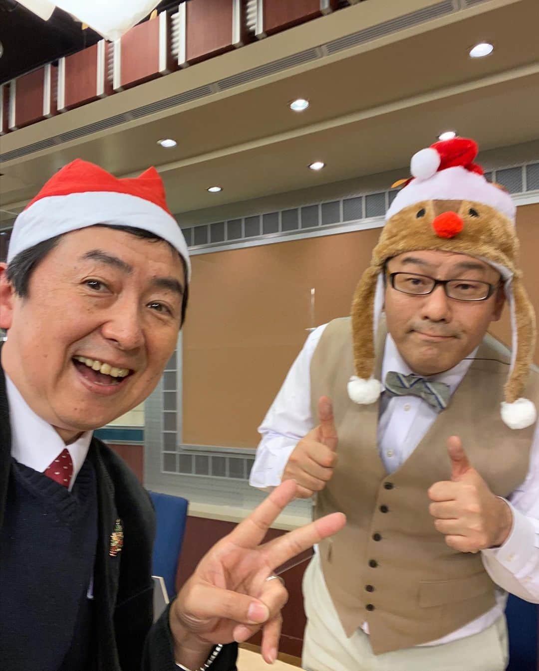 笠井信輔さんのインスタグラム写真 - (笠井信輔Instagram)「みなさんいかがお過ごしですか？  私のクリスマスイブは、 午前中は「男おばさん」の収録 軽部さんにはトナカイになっていただきました(笑)    お台場のダイソーで購入したものです  夕方から夜にかけては 笑福亭鶴瓶さんのトーク番組 テレビ東京「チマタの噺」の収録    鶴瓶師匠は、私が本を出したことを知り、スタッフに出演を進言してくれたそうです 本当に優しい師匠！です （2月に2回にわたって放送予定です）   鶴瓶さんにも トナカイになっていただきました(笑)  軽部さんがかぶったものと同じものなに、 なんか変(笑)  思い返せば、 去年のクリスマスイブはーーー 入院前にダイソーでこっそり買ったサンタの帽子をかぶって 病室で家族を待っていましたが 家族が来るのが遅くって サンタの帽子をかぶったまま寝てしまい 看護師さんに笑われたんですよね…   たった1年前なのに遠い昔のような思い出です  あの時は、家族が来てくれてほんとに嬉しかったし、ありがたかった！   去年のクリスマスイブin病室  ーーーあ！ CMでは、その時に、 私の携帯で撮影した クリスマスソングを歌う家族の動画も入っています あれは抗がん剤治療が始まってまもなくて、家族が一生懸命歌って励ましてくれた時のものなのです まさに、あの時です！ 懐かしい！  退院して元気になって 今年のクリスマスイブは忙しくなり 今度は家族と一緒に過ごすことはできませんでした  妻からはクリスマスプレゼントとして ネクタイをもらいました  「おごらずに、丁寧に生きてください」  と、メッセージも…  いつもいつも妻には重要なことを教えてもらっていますね  喜びと反省の繰り返し  「元の自分に戻っちゃいけない」 病気になる前の自分に、 自分勝手な自分に戻らないようにと、 家族が気付かせてくれています 貴重な存在です  夜になって、今、 長渕剛さんのオンラインライブクリスマスコンサート見ていました 今年いろんなことがあったなあと、 剛さんの歌を聴きながら考えています  メリークリスマス❣️  みなさん、素敵なクリスマスをお過ごし下さい」12月25日 15時30分 - shinsuke.kasai