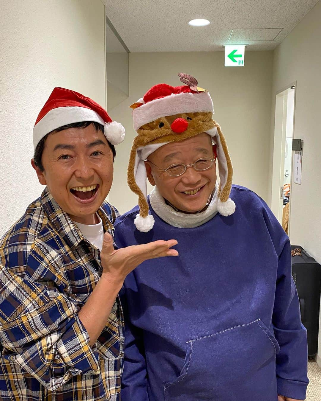 笠井信輔さんのインスタグラム写真 - (笠井信輔Instagram)「みなさんいかがお過ごしですか？  私のクリスマスイブは、 午前中は「男おばさん」の収録 軽部さんにはトナカイになっていただきました(笑)    お台場のダイソーで購入したものです  夕方から夜にかけては 笑福亭鶴瓶さんのトーク番組 テレビ東京「チマタの噺」の収録    鶴瓶師匠は、私が本を出したことを知り、スタッフに出演を進言してくれたそうです 本当に優しい師匠！です （2月に2回にわたって放送予定です）   鶴瓶さんにも トナカイになっていただきました(笑)  軽部さんがかぶったものと同じものなに、 なんか変(笑)  思い返せば、 去年のクリスマスイブはーーー 入院前にダイソーでこっそり買ったサンタの帽子をかぶって 病室で家族を待っていましたが 家族が来るのが遅くって サンタの帽子をかぶったまま寝てしまい 看護師さんに笑われたんですよね…   たった1年前なのに遠い昔のような思い出です  あの時は、家族が来てくれてほんとに嬉しかったし、ありがたかった！   去年のクリスマスイブin病室  ーーーあ！ CMでは、その時に、 私の携帯で撮影した クリスマスソングを歌う家族の動画も入っています あれは抗がん剤治療が始まってまもなくて、家族が一生懸命歌って励ましてくれた時のものなのです まさに、あの時です！ 懐かしい！  退院して元気になって 今年のクリスマスイブは忙しくなり 今度は家族と一緒に過ごすことはできませんでした  妻からはクリスマスプレゼントとして ネクタイをもらいました  「おごらずに、丁寧に生きてください」  と、メッセージも…  いつもいつも妻には重要なことを教えてもらっていますね  喜びと反省の繰り返し  「元の自分に戻っちゃいけない」 病気になる前の自分に、 自分勝手な自分に戻らないようにと、 家族が気付かせてくれています 貴重な存在です  夜になって、今、 長渕剛さんのオンラインライブクリスマスコンサート見ていました 今年いろんなことがあったなあと、 剛さんの歌を聴きながら考えています  メリークリスマス❣️  みなさん、素敵なクリスマスをお過ごし下さい」12月25日 15時30分 - shinsuke.kasai