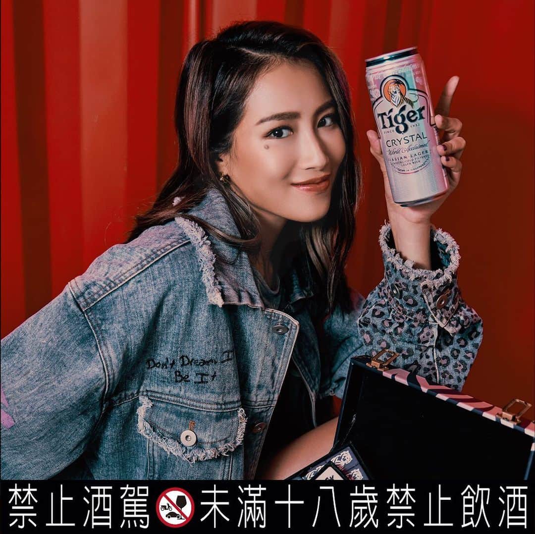 安柏兒のインスタグラム：「Tiger Crystal 虎牌冰釀啤酒是目前榮登我覺得不需要加冰塊就很順口的啤酒No.1！！！  這個熱鬧又濕冷的季節  就是要跟朋友們在家聚會最溫馨🥰  有喝過虎牌啤酒的朋友們 可以體會我不加冰塊就好喝的口感嗎？ 真的很清爽 一點也不苦澀 在我心中排名大大躍進！！  虎牌準備了各項大禮可以免費兌換  禮物超棒的 千萬別錯過（麻將真的是超有質感😆）  活動辦法:  即日起於指定通路購買虎牌啤酒/虎牌冰釀啤酒罐裝品項，並加入虎牌官方 LINE 帳號 (https://lin.ee/EVknj3t) 登錄發票，就能集點兌換「潮虎麻將組」、「虎嘯藍芽喇叭」以及「雙虎對杯組」等經典蒐藏品！ 每80元兌換一點，累積點數兌換無上限。但單張發票不足80元倍數的金額無法和其他張發票的金額累積  過年是不是可以約一下了 開放預約～🍻  #喝虎牌集點換好禮  #虎牌冰釀啤酒  #極致清爽  #UncageYourTiger   @tigerbeertw   Merry Christmas you guys 🤍🤍」