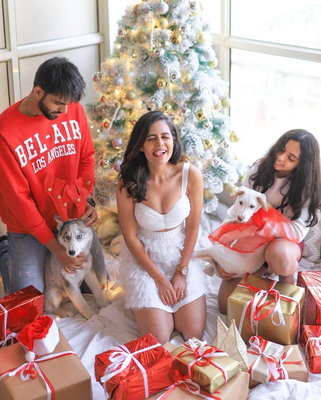 Aakriti Ranaさんのインスタグラム写真 - (Aakriti RanaInstagram)「It’s not what’s under the tree that matters, it’s who’s gathered around it. Merry Christmas from our family to yours! 🎄❄️ 🐶   P.s I can’t get over how cute our doggos look haha!   ———————————————————  #AakritiRana #family #christmas #siblings #puppy #dogsofinstagram #dogs #husky #huskypuppy #christmasdecor #christmastree #christmas2020」12月25日 15時32分 - aakritiranaofficial
