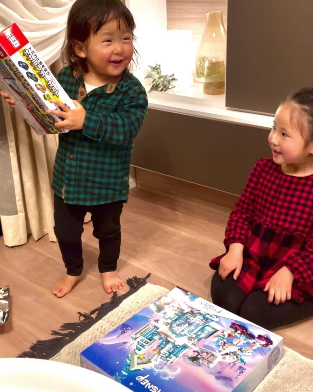 のインスタグラム：「夫サンタ🎅からりこうたチューイにプレゼント🎁👨‍👧‍👦🐶💓  好きなものをあかねちゃんから何となく調査しておいて夫と前日におもちゃ売り場へ💓 喜ぶだろうな〜ってワクワクしながら本当楽しかった🤣💕 そしたら本当にめちゃくちゃ喜んでくれてこちらが幸せでした❣️❣️😭🙏  あぁ〜可愛い😭🧡 りこちゃんはいつも美玲ちゃん可愛いよね〜って目をキラキラさせながら言ってくれて嬉しすぎて倒れそうになる🥺💓 こんなおばさんを。。😭🙏  おじいちゃんおばあちゃんの気持ちでもないだろうし、叔父さん叔母さんみたいな気持ちかなぁ？😂💓 もう家族みたいな気持ち🤣💝 あつかましい私達ww  #homeparty #xmas #xmaspresent #kids #lego #friends」