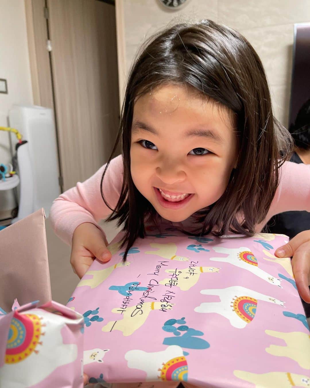 イ・ユンジのインスタグラム：「캄솨함니다핫ㅡ 모두의크리스마스선물이제발찾아오기를#코로나종식」