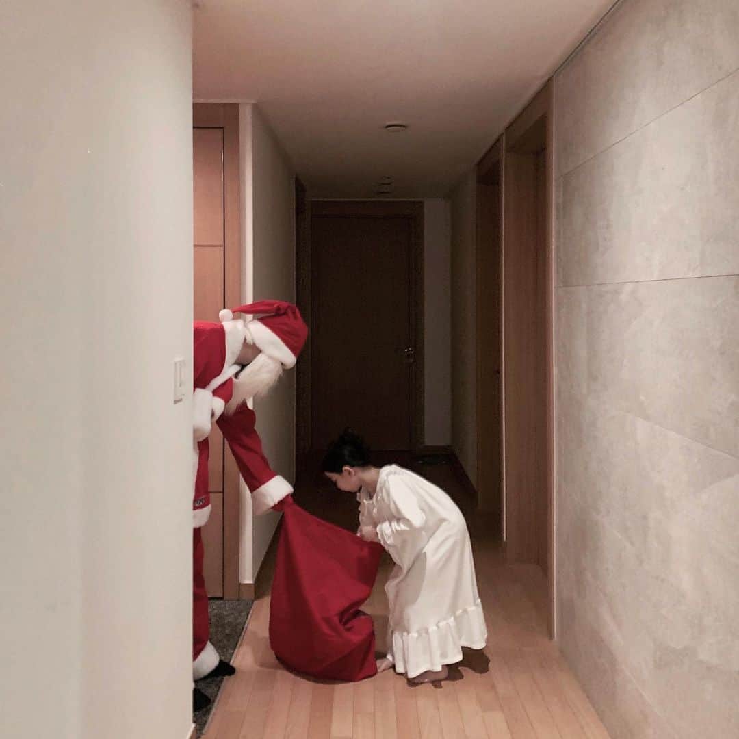 ジヒョンさんのインスタグラム写真 - (ジヒョンInstagram)「- Merry Christmas 🐰♥️🎅🏻」12月25日 15時34分 - k_ji_h