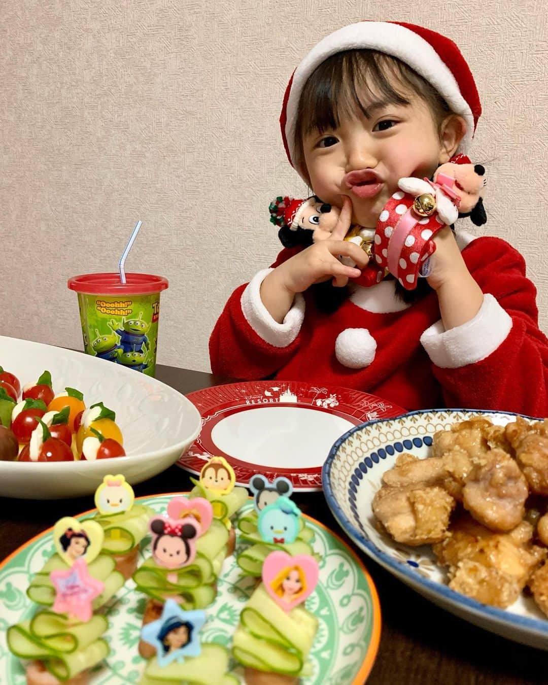 satomiさんのインスタグラム写真 - (satomiInstagram)「🎂🍷🍗 . . メリークリスマス🎄✨✨✨ . . ケーキの苺とロウソクは りいなが飾ったよ〜🍰 . 苺とかめちゃくちゃ端っこに 優しく置かれている🍓笑 . . じいじばあばから ソランちゃんグッズをプレゼントしてもらったよ🎁 . 最近カメラ向けると変顔ばっかり🤪笑 . . #5歳 #クリスマス #クリスマスパーティー #クリスマスプレゼント #クリスマスケーキ #しまむら #しまむらサンタ」12月25日 15時35分 - riina.93