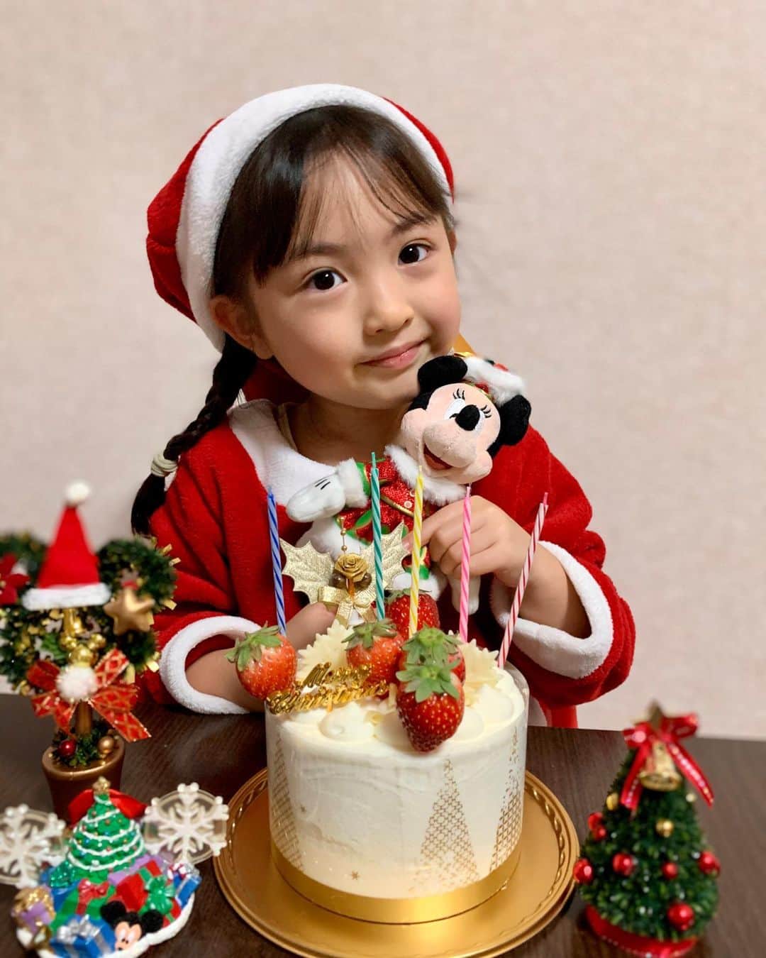 のインスタグラム：「🎂🍷🍗 . . メリークリスマス🎄✨✨✨ . . ケーキの苺とロウソクは りいなが飾ったよ〜🍰 . 苺とかめちゃくちゃ端っこに 優しく置かれている🍓笑 . . じいじばあばから ソランちゃんグッズをプレゼントしてもらったよ🎁 . 最近カメラ向けると変顔ばっかり🤪笑 . . #5歳 #クリスマス #クリスマスパーティー #クリスマスプレゼント #クリスマスケーキ #しまむら #しまむらサンタ」