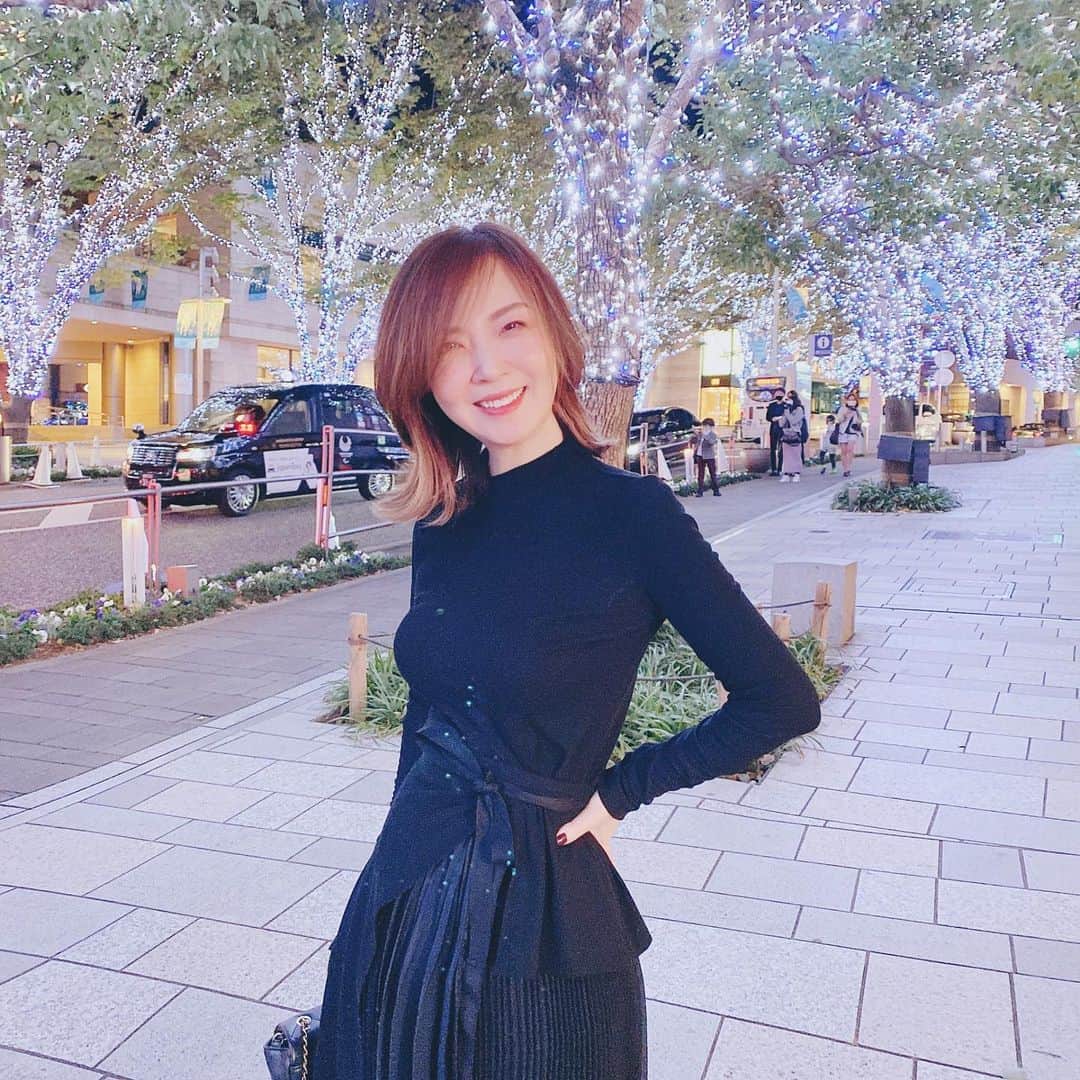 ヒロコグレースのインスタグラム：「今日は美容day + ママday ﻿ 夜のディナーのために、﻿ こだわり食材買い込んで来ました♪﻿ ﻿ ﻿ 私、実は料理好き♡﻿ 作ることも、盛り付けも、﻿ お皿のセッティングも、﻿ この全部の工程が、﻿ センスの見せどころで楽しい♡﻿ ﻿ アメリカのお家は、﻿ みんなを招待できる場所に﻿したいなぁ。﻿ ﻿ 私の手料理を食べたい人がいるのか 笑 みんな遊びに来てね！ ﻿ お家合宿でも計画立てたいです♡﻿ ワクワクしてきたー。﻿ ﻿妄想♡♡♡ ﻿ ---------------------------------------﻿ ﻿ ＜ビジネス講座＞﻿ ■ b-school（裏講座）﻿  パーソナルブランディング ﻿ ・2021年1月スタート﻿ 　4期平日クラス(満席)﻿ 　5期週末クラス(残席2名)﻿ 　6期大阪平日クラス(残席2名)﻿ 　*募集開始前に満席です^^;﻿  裏講座のためHP掲載がありません。﻿  ご興味ある方はDMくだださい。﻿ ﻿ ■ パーソナルブランディングVIP﻿ ・先行募集開始予定(満席)﻿ ﻿ ■ b lab ﻿  ・1/22開催予定﻿ ﻿ ﻿ •••••﻿ ﻿ ＜パートナーシップ講座＞﻿ ■ ウーマンDiploma class﻿ ・26期 2021年1月 週末クラス(キャンセル待ち)﻿ ・25期 2020年9月 週末クラス(満席)﻿ ・24期 2020年9月 平日クラス(満席)﻿ ﻿ ■ DiplomaVIP﻿ ・先行募集開始予定﻿ ﻿ ■ ウーマンDiploma卒業生向け﻿ ・14期 2021年3月 Masterクラス(残席わずか)﻿ ・4期2021年 5月開講 スキルアップ（未定）﻿ ﻿ ﻿ •••••﻿ ﻿ ＜個人セッション＞﻿ ■ メンタープログラム(満席)﻿ ＊12月に若干数募集予定﻿ ﻿ ﻿ •••••﻿ ﻿ ＜オンラインサロン＞﻿  Grace サロン﻿ @hirokograce プロフURLより﻿ ﻿ ﻿ •••••﻿ ﻿ 著書：﻿ 夫を最強のパートナーにする方法（大和書房）﻿ やめたら幸せになる妻の習慣（Wave 出版）﻿ 愛され妻の習慣（Wave 出版）﻿ ﻿ ▶︎ ブックアカウント ﻿ hirokograce_books ﻿ ﻿ #ブランディング #自分磨き #起業女子 #コーチング #パートナーシップ #魅力 #洗練 #センス #自信をつける #自分軸で生きる #コミュニケーション #会話術 #ワーママ #夫婦生活 #ニューヨーク #ロス #プロデュース #女性経営者 # ファッションコーデ #カップル #夫婦﻿ ﻿ ﻿」