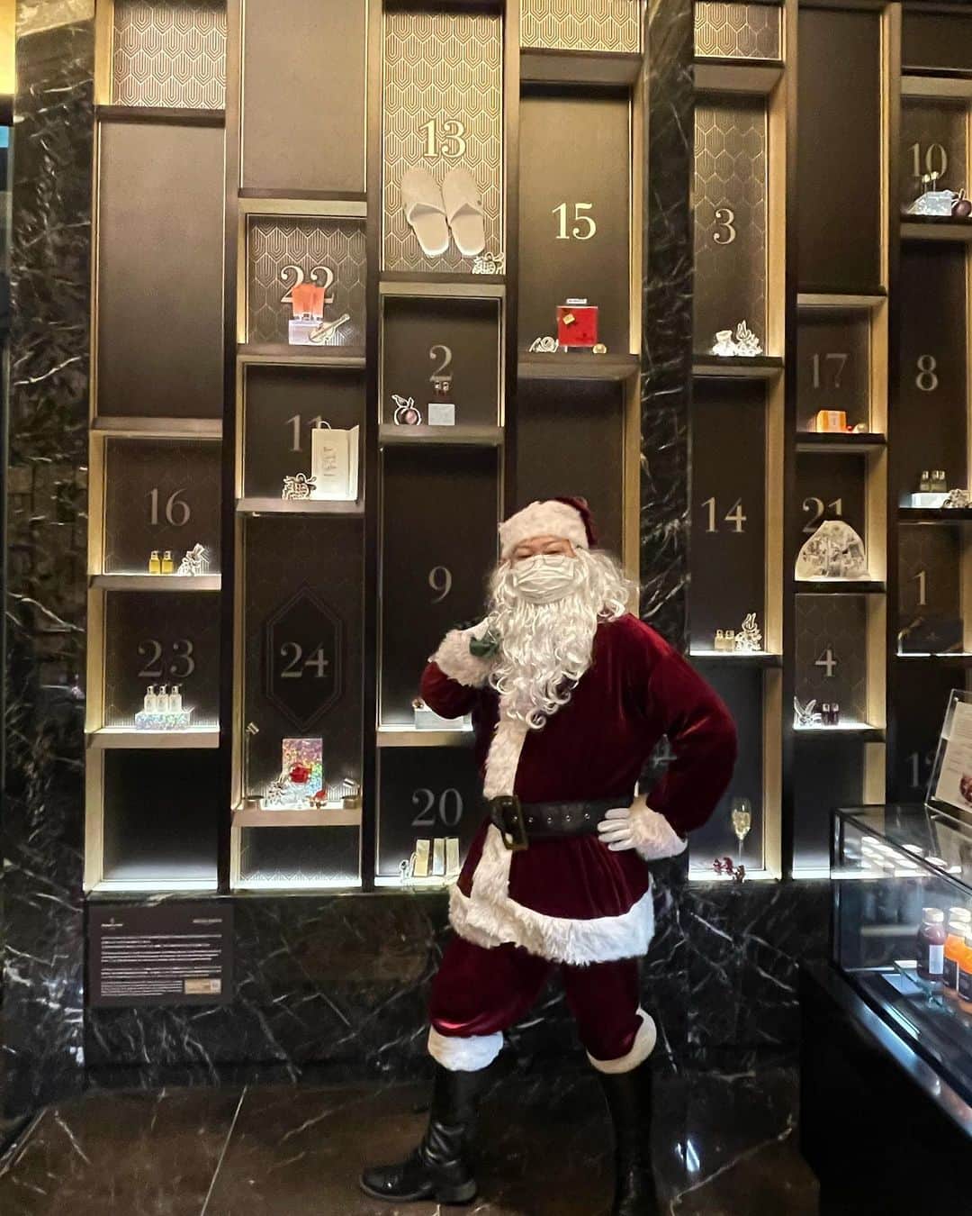 Shangri-La Hotel, Tokyoさんのインスタグラム写真 - (Shangri-La Hotel, TokyoInstagram)「ホホホ〜！ 皆さん、メリークリスマス！！  Ho Ho Ho~ Merry Christmas to you all~  #シャングリラ東京 #東京 #銀座 #丸の内 #東京ホテル #ラグジュアリーホテル #クリスマス #サンタクロース  #shangrila #shangrilatokyo #Tokyo #Marunouchi #Ginza #LuxuryHotel #TokyoHotel #FutureTravelGuide #FutureTravel #TravelwithoutTravelling #Christmas #SantaClaus #SantaClausIsComingToTown」12月25日 15時38分 - shangrila_tokyo