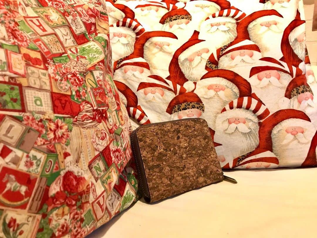 すずきあすかさんのインスタグラム写真 - (すずきあすかInstagram)「みなさんどんなクリスマスをお過ごし？🎄 我が家は大体イブに家族でパーティーしてるよ🎶 . 今年のプレゼントは @hacoa.japan さんのお財布👛 やわらかい手触りと、なめらかなジッパーにハマっちゃった✨ . . #hacoa #木製雑貨 #北欧雑貨」12月25日 15時39分 - suzukiasukadesu