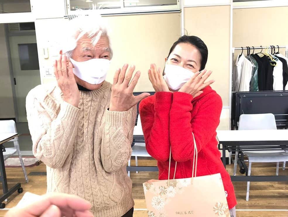 羽田美智子さんのインスタグラム写真 - (羽田美智子Instagram)「🎄Merry Christmas🎄 今日は穏やかで暖かな東京です！ 昨日は『おかしな刑事』ご覧いただいてコメントもたくさんありがとうございました💕 感謝感謝です。 私にとっては皆様がサンタ🎅さんです😆  昨日は舞台『グレーのこと』の稽古場でイブを迎えました！ 私から皆へのプレゼントは、、広告させていただいてるアトリックスのハンドクリームと🌸M's aromaのマスクスプレー🧴にしました✨🎁✨ 風邪などひかないように、、それに手洗いし過ぎで肌荒れ気味だね、、と話してたので、、。  そしたら我らが大先輩の山さんが、、CMの真似をしてくれました😂  舞台のメンバーはなんというか、、 本当に皆素敵で、、、 芝居がよくて、、 愛に溢れてて、、 稽古場に行くのが楽しみでしかないのです😌 どうか無事に舞台の幕が開きますように、、 それが今一番目下の願いです🎄  ではでは皆サンタさん🎅 素敵なクリスマスをお過ごしくださいね💕  #グレーのこと #メリークリスマス @hadajinshoten」12月25日 15時40分 - michikohada