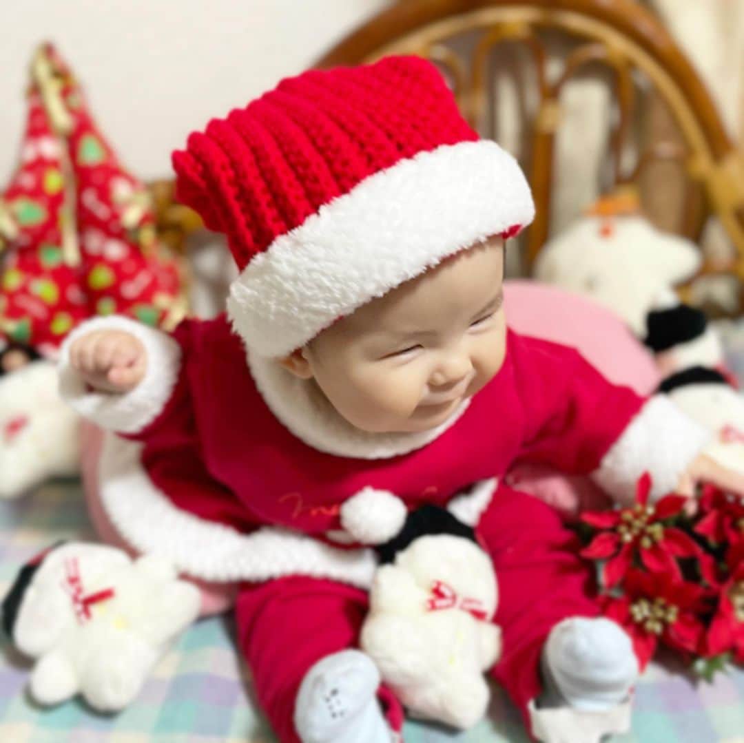 うえむらちかのインスタグラム：「メリークリスマス🎄 良い子にしてたらサンタがやってきてくれました🎅  なんか私が知ってるサンタとはだいぶサイズが小さい気がするけど…🤔  プレゼントおねだりしてみようかなと思ったらかわゆ過ぎてプレゼントあげます🎁  なんでもあげます笑  サンタの衣装はグランマの手作り🧑‍🎄  #MerryChristmas   #クリスマス #クリスマス2020 #メリークリスマス #ベビーサンタ #赤ちゃんサンタ」