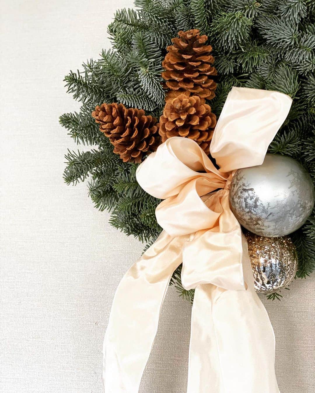 片山麻紀子のインスタグラム：「. Merry christmas！♥️ . 今年は義母から頂いた﻿ 大きなもみの木のリースをかざって♡﻿ ﻿ 子どもたちのプレゼントの反応が﻿ かわいすぎたなぁ🎅🏽♥️﻿ ﻿ サンタさぁーーんありがとう〜〜﻿ って2人で天井に叫んでた﻿ ﻿ （そうね煙突ないからとりあえず上の方にお礼）﻿ ﻿ 来年はサンタの格好をして﻿ ベッドで熟睡してる夜中にちょっと起こして﻿姿を見せてみたいなぁ🎅🏽﻿笑 ﻿ 想像したら寝起きにそれは超こわい﻿ ﻿ ﻿ #大人もびっくりで息止まる﻿ #でも﻿ #やりたい﻿ #みんながそれぞれの形で #楽しいクリスマスを過ごせますように #20201225」
