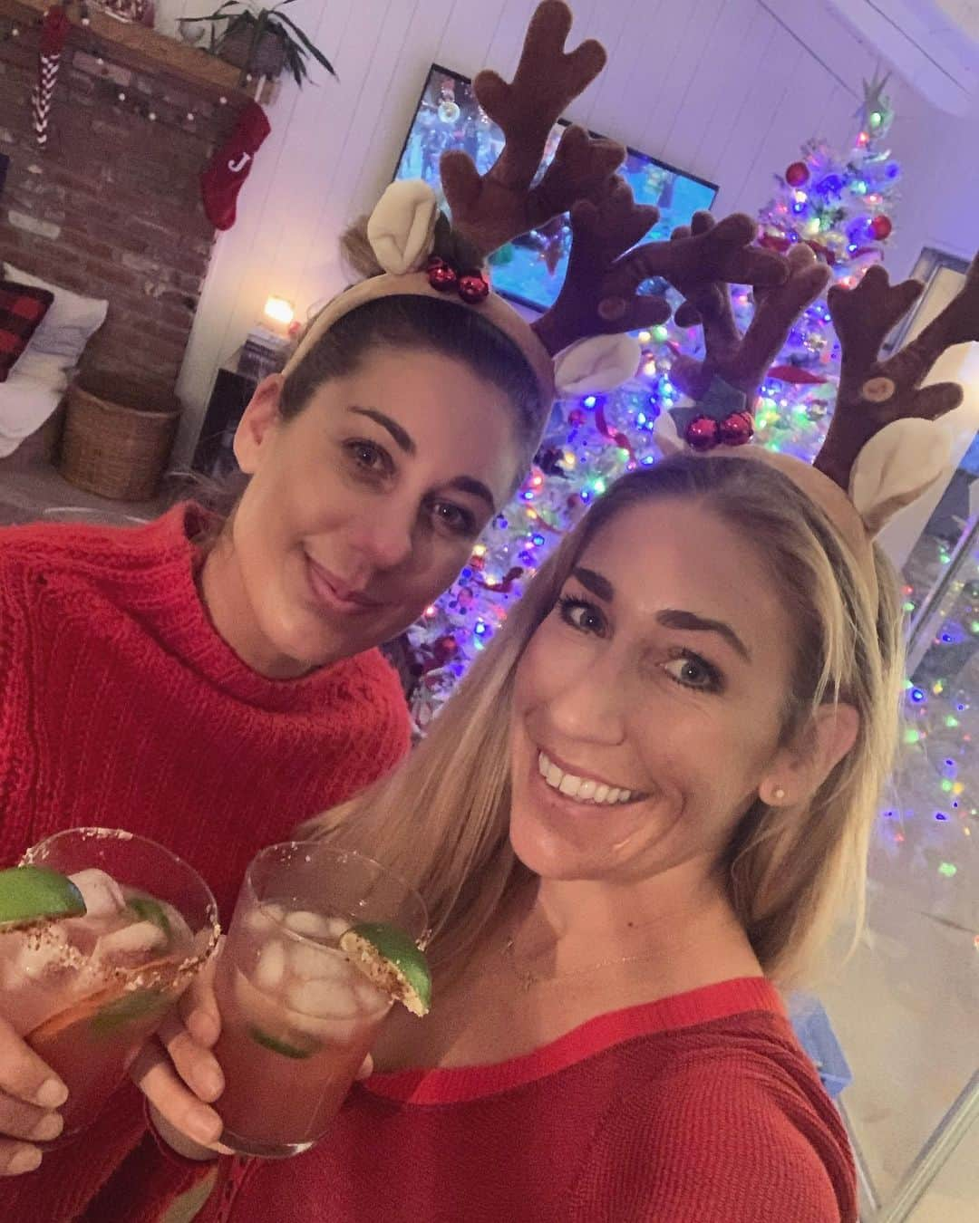 エイプリル・ロスさんのインスタグラム写真 - (エイプリル・ロスInstagram)「Santa’s welcome committee🦌🦌」12月25日 15時54分 - aprilrossbeach