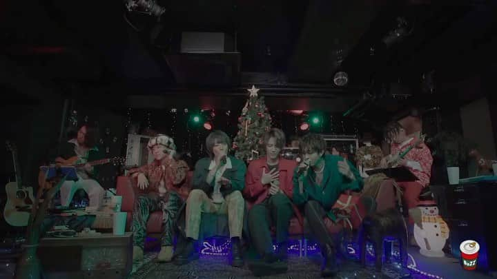 BuZZ【公式】のインスタグラム：「「Amazing Merry Christmas -Live-」﻿ ﻿ これまでライブのみで披露してきた未リリースの人気曲「Amazing Merry Christmas」﻿ ライブ映像をYouTube初公開！﻿ ﻿ Lyrics & Music by 清水謙太 ﻿ ﻿ ---------﻿ ﻿ From BuZZ ONLINE LIVE "BuZZ LA NIGHT SHOW" ﻿ ★アーカイブ配信：〜12.26(土)23:59﻿ ┗視聴チケットは12.26(土)22:00まで購入可能﻿ ﻿ 購入はホーム🔗から﻿ ﻿ ・BonusTrack付チケット：¥3,500円（税込）﻿ ┗本編後そのまま観ることができるここだけのMCとBonusTrack付き。﻿ BonusTrack：「Forever Young」パートチェンジver. スペシャルパフォーマンス！﻿ ﻿ ・一般チケット：¥3,000（税込）﻿ ﻿ フルバンドによる完全生音LIVE！﻿ ダンスを封印し、4人のボーカルをより際立たせる内容でお届けする今回の「BuZZ LA NIGHT SHOW」では、﻿ セルフプロデュースによるこれまでに無いLIVEアレンジやメンバー初挑戦の演出を詰め込んだスペシャルパッケージ！﻿ クリスマスの時期ならではの「すてきなホリデイ/竹内まりや」「クリスマス・イブ/山下達郎」など往年のヒット曲のリアレンジver.も必聴です。﻿ もちろんお決まりの（！）お楽しみ映像もあり、と﻿ オンラインならではのBuZZらしさ溢れるエンターテイメントショーをお楽しみください。﻿ ﻿ #3u22 #BuZZ #AmazingMerryChristmas #xmassongs #happyxmas #BuZZLANIGHTSHOW」