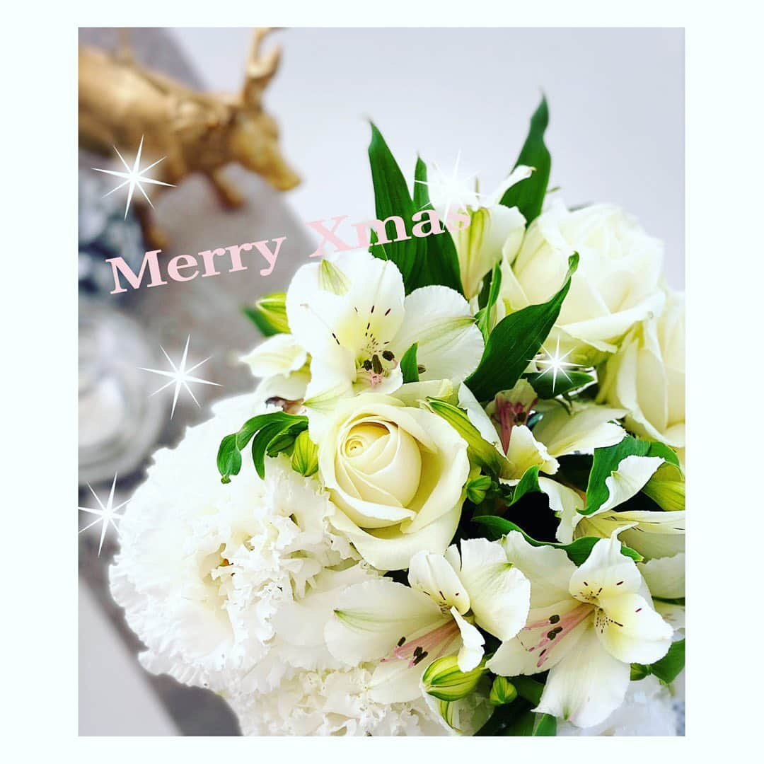 望月理恵さんのインスタグラム写真 - (望月理恵Instagram)「Merry Xmas🎄  白い花の寄せ集め。」12月25日 15時55分 - mochiee28