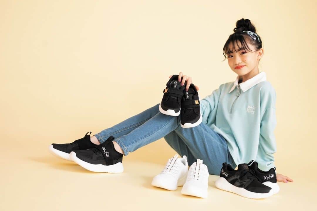 ASBee(アスビー)のインスタグラム：「マッドフット マッドソル】﻿ いつだって可愛くいたいお洒落な女の子に向けたMADFOOT!のガールズモデル。 大人っぽく、足を長くキレイに見せてくれる厚底シルエットが魅力。﻿ ﻿ マッドソル﻿ ￥3,500＋消費税﻿  #madfoot #madsol #asbee #shoes #sneakers ﻿#jrstylekids #kidsfashion #kidsfashiontrends #マッドフット #マッドソル #アスビー #シューズ #キッズシューズ #スニーカー #キッズスニーカー﻿ #キッズダンス #ダンススニーカー #小学生ファッション #小学生コーデ #中学生ファッション #中学生コーデ #jsガール #js5 #js6 #jc1 #jc2 #jc3」