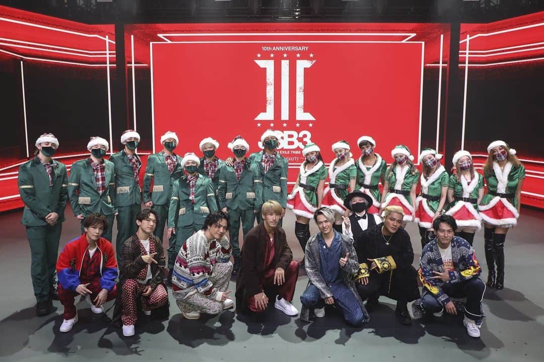 SARAのインスタグラム：「🎄Wishing you🎄 🎁🎅🏻Happy Merry X'mas🎅🏻🎁 . . #三代目jsoulbrothers #liveonline #lol」