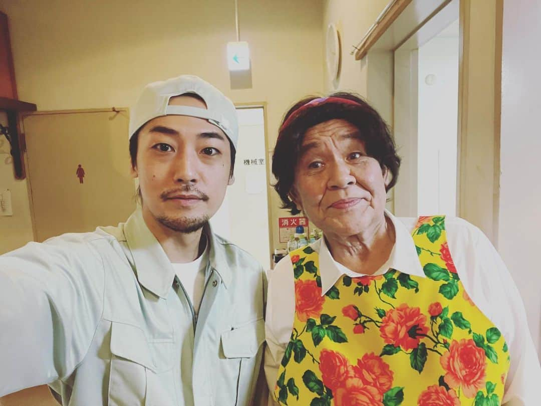 福士誠治さんのインスタグラム写真 - (福士誠治Instagram)「本日三日目 そしてメリークリスマス！  #おっかちゃん劇場本日も素敵に頑張ります！！ うちらのおっかちゃんです！  #福士誠治 #渡辺哲 #おっかちゃん劇場 #本多劇場 #演劇 #下北沢 #メリークリスマス」12月25日 15時55分 - seiji_fukushi