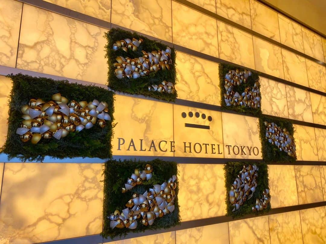 Palace Hotel Tokyo / パレスホテル東京さんのインスタグラム写真 - (Palace Hotel Tokyo / パレスホテル東京Instagram)「メリークリスマス！ Merry Christmas! May your day be full of happiness.  #AFestiveChristmas #ホテル装飾 #デコレーション #クリスマス #クリスマスデコレーション #クリスマスオーナメント #オーナメント #ホテルエントランス #エントランス #ホテルロゴ #丸の内 #パレスホテル東京 #christmas #christmasdecor #holidayseason #holidayspirit #christmasornaments #hotelentrance #hotellogo #uncommontravel #lhwtraveler #Marunouchi #PalaceHotelTokyo #HotelsForTheHolidays @christian.tortu.japon」12月25日 15時56分 - palacehoteltokyo