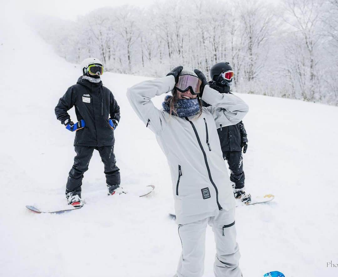 鬼塚雅さんのインスタグラム写真 - (鬼塚雅Instagram)「. ☃️❄️White Merry Xmas❄️☃️  #snowboard #Athlete #星野リゾート #アルツ磐梯 #猫魔スキー場 #miyabipark #RedBull #fjanck #samanthathavasa #nitrousa #electric #大阪王将 #swix #スリックハウス #クリスマス #スノーボード」12月25日 15時56分 - miyabionitsuka