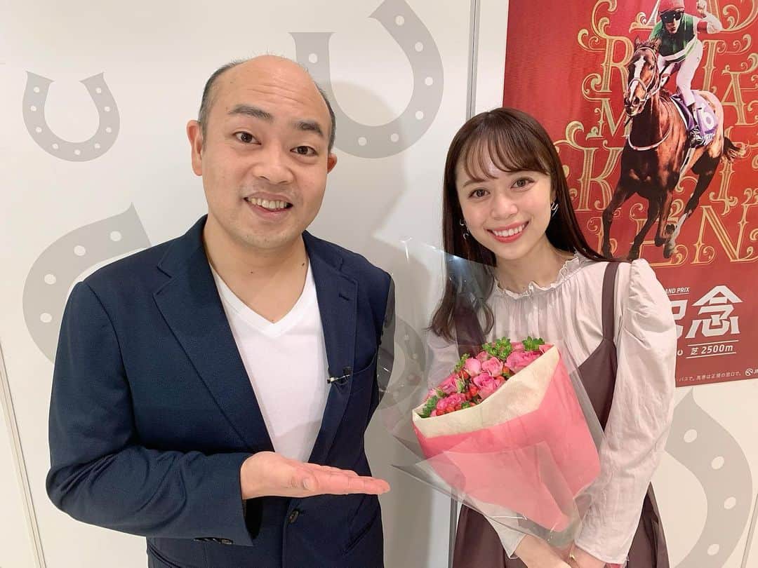 國嶋絢香のインスタグラム：「♡♡♡ ご報告が少し遅れてしまいましたが… 昨夜の放送をもって3年間お世話になった「トレセンまるごと情報局」を卒業することになりました💐✨  番組の中でもお伝えしましたが、競馬のことを全く知らなかった3年前の私には想像もつかなかったくらい競馬のことを考える毎日が楽しくて、あっという間の3年間だった気がします✨ 特に、トレまるならではの馬房にいる馬たちに会いに行き、毎日お世話をしている担当者の方に普段の馬の様子や詳しいお話を聞く時間がたまんなく大好きでした💗 長居しすぎて「はよ帰ってこんかい！」って林さんによく怒られてたのも今じゃいい思い出です🤣笑  お忙しい中いつも快くインタビューに応えてくださったり、可愛がっていただいた調教師、ジョッキー、厩舎関係者の皆さん、トレセンや愛駿寮でお世話になった皆さんに直接お礼を伝えられず番組を去ることになったことだけが心残りではありますが💭 ( このご時世なので仕方ないですね🥲 ) このような場を通してではありますが、私の想いが少しでも伝わりますようにと願うばかりです🙏🏽  番組をご覧いただいた皆さまも本当にありがとうございました😌✨あのインタビュー良かったよ♪だったり、あのシーン面白かったよ♪の声にいつも励まされていました💓 トレセンに行けていた頃のCM前の雑談？のコーナーは、皆さんに喜んでもらえるようスタッフさん達と色々試行錯誤してたなぁ😝( そこを一番頑張ってた説 )  番組は卒業しますが、これからも競馬が好きなことに変わりありません🏇💓 この経験を生かして今後も競馬を楽しみたいと思います🎶  長くなりましたが最後に一言 3年間、本当にありがとうございました✨  トレセンまるごと情報局 栗東トレーニングセンター担当局員 國嶋絢香  . #局長についての部分が少なすぎ？ #えーっていいながらも #めちゃくちゃいい笑顔してくれるとこ #大好きです #1ミリも泣いてくれへんかったけど #なんかおでこにでっかいニキビ作ってたけど #ピカピカやけど #3年前のオーディションで林さんのこと知りませんって言ったこと未だに根に持たれてるけど #大好きです #周りの方達にいいコンビだねって言われるのが実は物凄く嬉しかった #心の中ではニヤけてた #プライベートでもめちゃくちゃお世話になりました #これからも末永くよろしくお願いします #ってLINEしたら返ってこーへんけど #インスタしてないからこれも見てないやろうけど #大好きです」