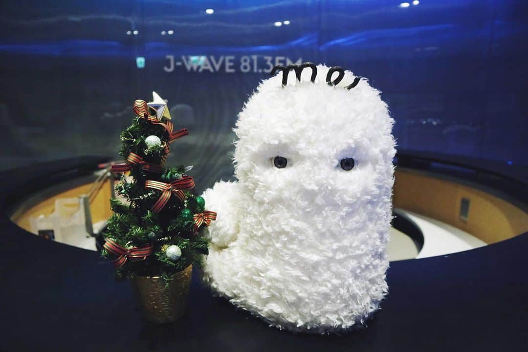 のインスタグラム：「﻿ 🎄Merry Christmas from J-WAVE🎄 ﻿ ﻿ #jwave #christmas #christmastree #クリスマス #クリスマスツリー #radiko #radio #ラジオ #jme #ジェイミー #happyholidays」