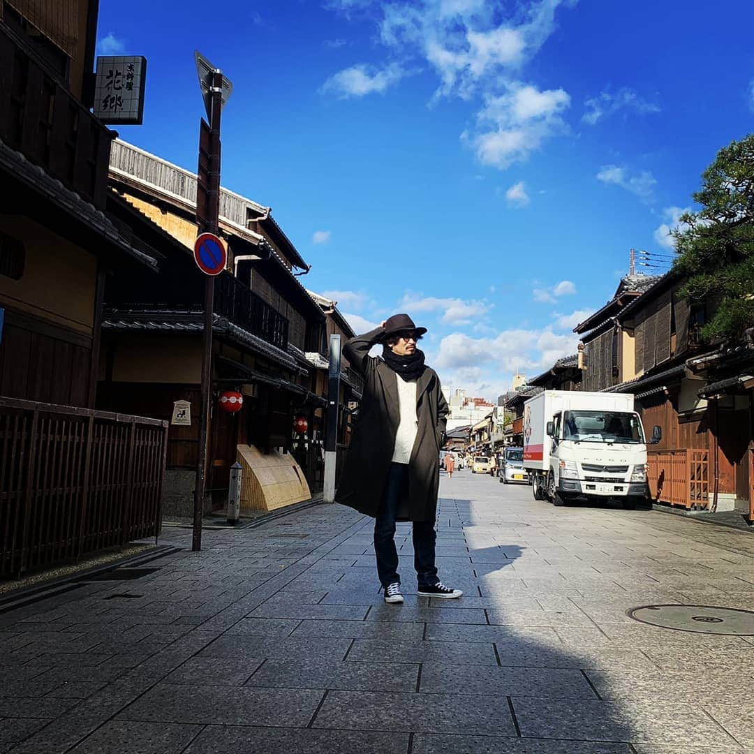 榎木智一さんのインスタグラム写真 - (榎木智一Instagram)「. えのスタグラムin京都編🏯. . 神社にお参りしてきました⛩️. . 来年は、良い年になりますように🐮. . 京都って本当にいいなぁ~. . 昔の日本風情をビシビシ感じる🇯🇵. . 落ち着いたら観光で、京都に行こうと思う🚄. . #榎木智一 #俳優 #京都 #舞台幽白 #青龍 #AWコーデ #大人コーデ #おっさんコーデ #木津つばさ #カメラマン #写真 #photo #ca4la #poloralphlauren #seiko #nanouniverse #ciaopanic #autumn #japanese #actor #fashion #style #followme #coordination #我 #演員 #셀카」12月25日 16時05分 - enoki.tomokazu